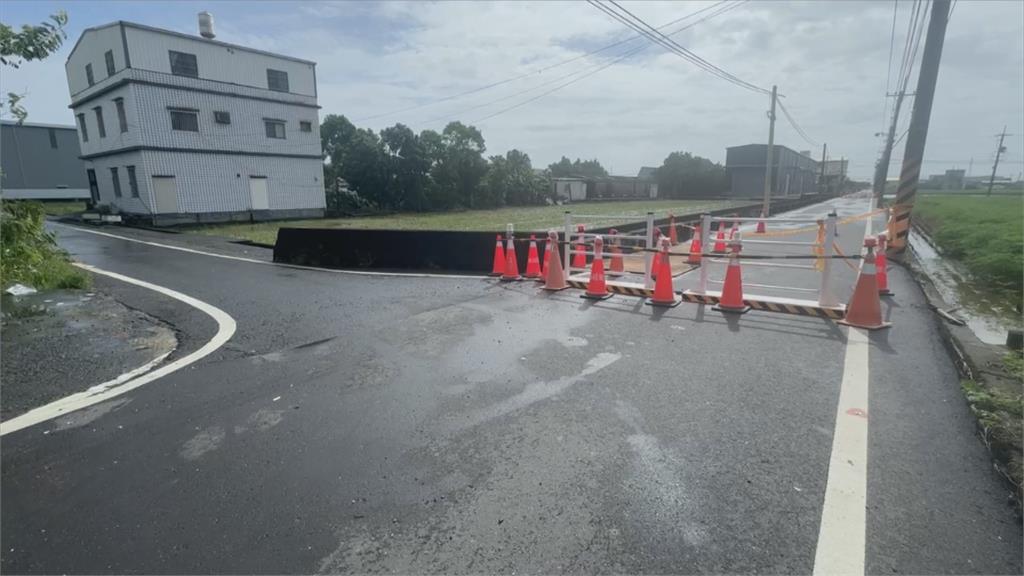 高雄大雨狂下2週！　大寮現「2米深天坑」　汽車閃不過陷入爆胎