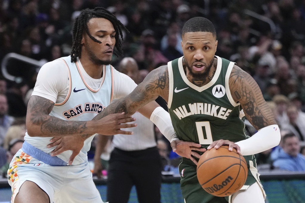 NBA(影)/223公分高Wembanyama露一手 大拉桿上籃戲耍字母哥