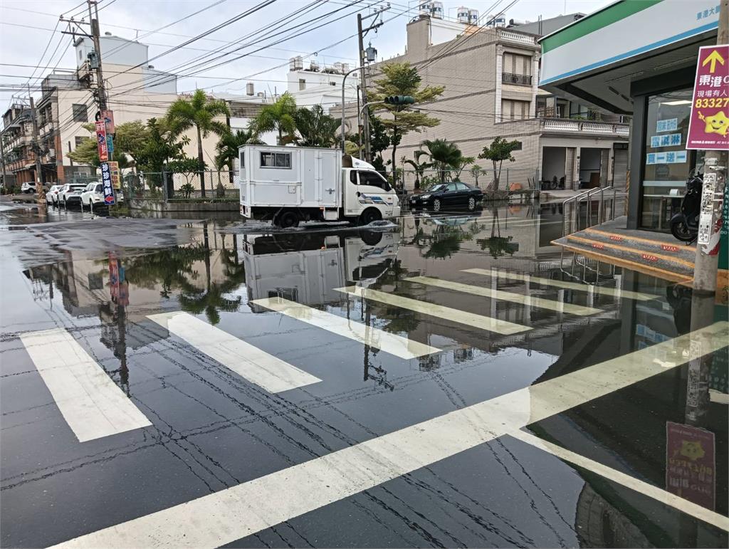 圖多／年度天文大潮發威！　屏東東港「海水漫街頭」畫面曝光