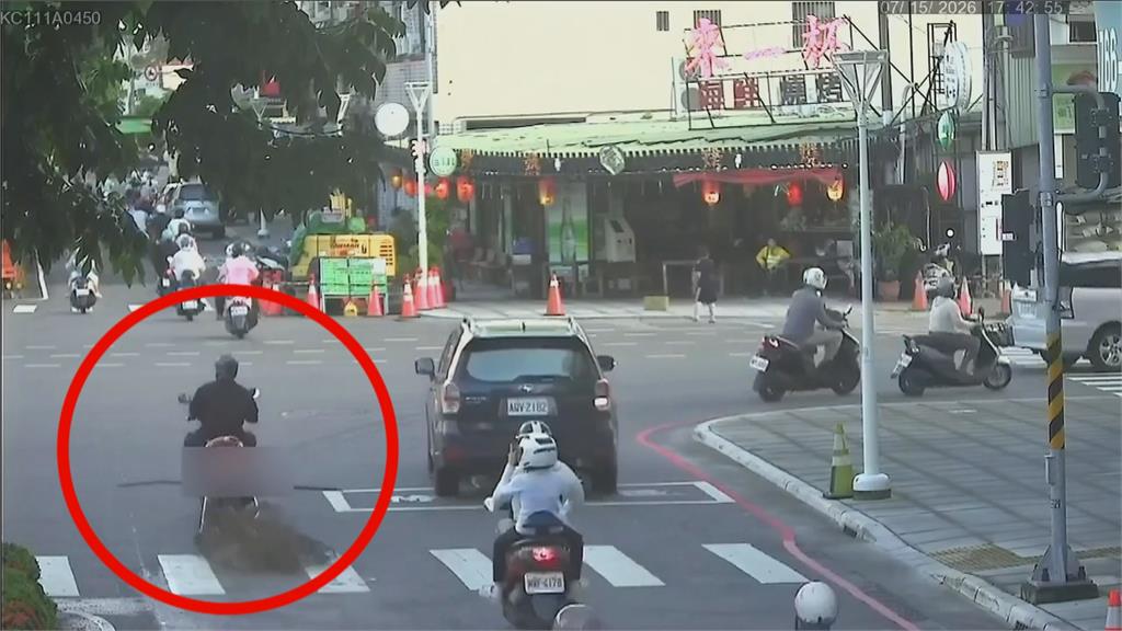 一路噴火花！　高雄騎士拖大綑鐵條如「移動凶器」