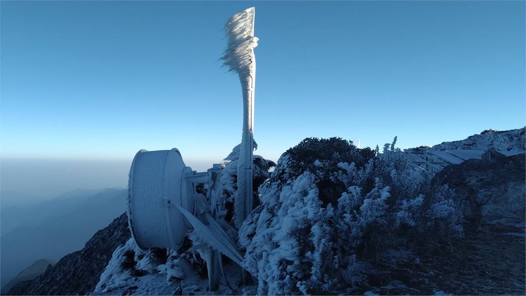 快新聞／玉山零下7.9度「積雪1公分」　銀白世界絕美畫面曝光