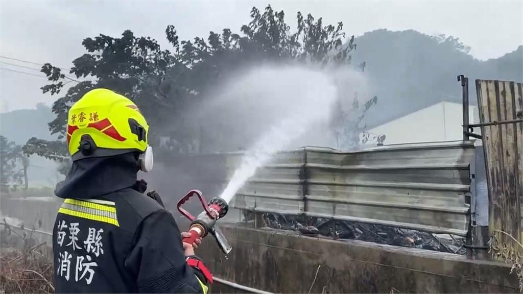 苗栗銅鑼「鐵皮回收屋」大火 風勢強勁助長火勢竄濃煙
