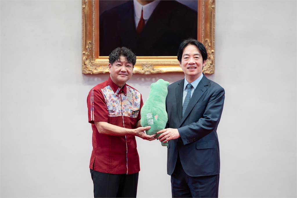 快新聞/接見沖繩西原高校行進樂隊 賴清德變「學生」親體驗打鼓樂趣