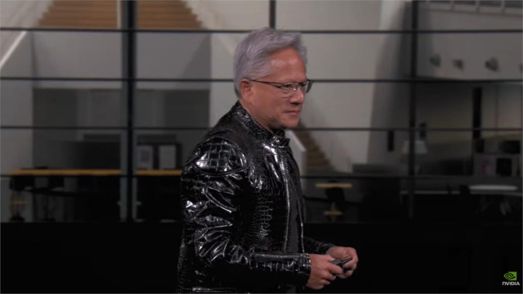 黃仁勳標配升級！披「鱷魚皮」現身CES　宣告全球正式跨入「物理AI時代」