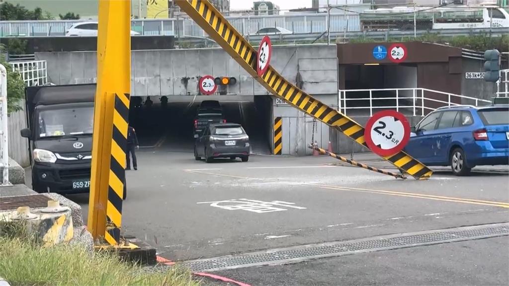 不熟路況！遊覽車闖涵洞撞斷限高桿　交通一度塞車