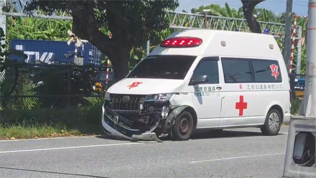 救護車載轉院病患"紅燈右轉"還鳴笛　騎士遭撞飛命危