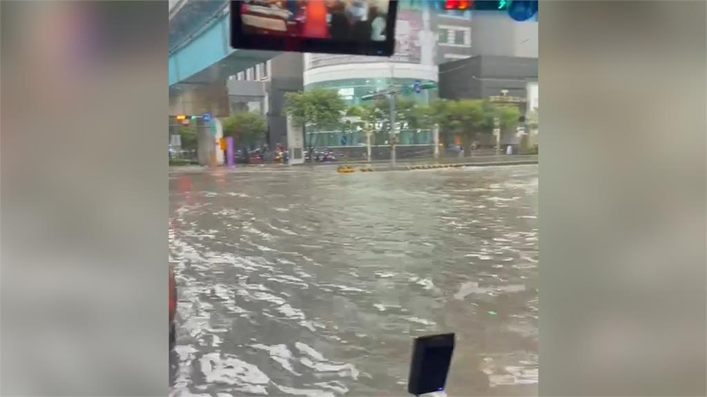 雨彈爆襲「林口變汪洋」！水淹半身開車像開船　驚人畫面曝光