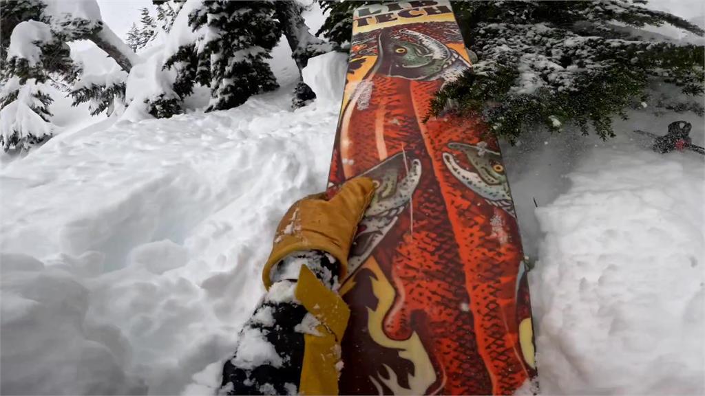 驚險瞬間！滑雪倒栽蔥遭活埋　眼尖路人「徒手狂挖」2尺深積雪營救
