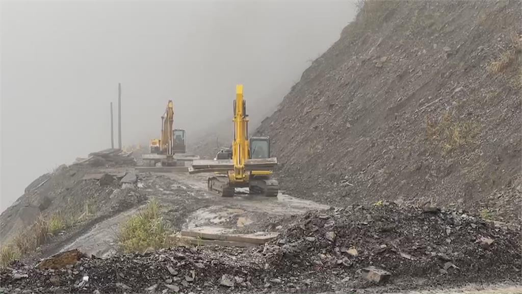 大雨不斷！　仁愛鄉山區碎石滑落下「石頭雨」