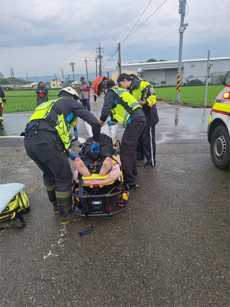 快新聞／苗栗苑裡路口車禍！小客車側翻畫面曝光　2人受傷送醫救治