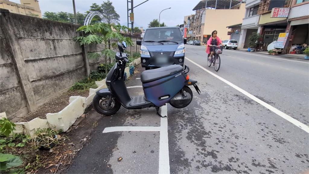 街邊停車格「太小」超瞎畫面流出!白牌檔車「後輪險出格」網全看傻
