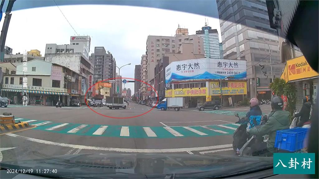 貨車未注意路況撞飛行人 台中72歲婦顱內出血、雙腿骨折