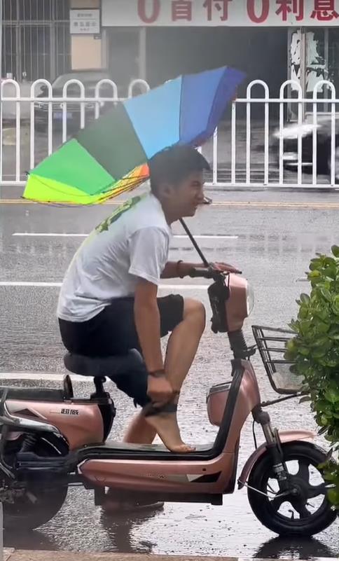 10秒流出超辛酸畫面　撐彩虹傘男穿「這雙鞋」騎車無法動彈