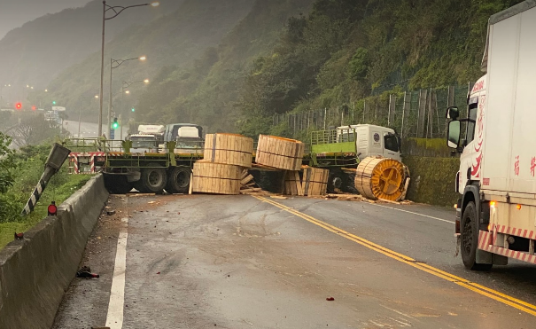 快新聞／新北瑞芳台2線「大卡車自撞山壁」電纜掉一地　雙向交通一度中斷