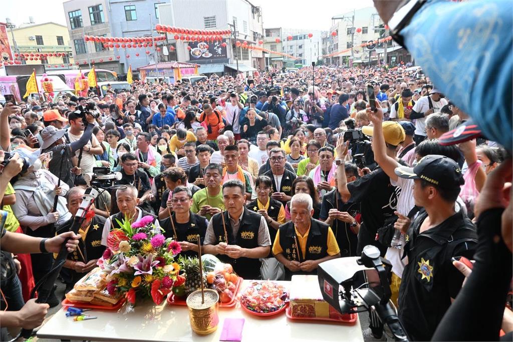 「粉紅超跑」停駕台中浩天宮　大庄媽、北港媽百年首度攜手　4/25起駕接力登場