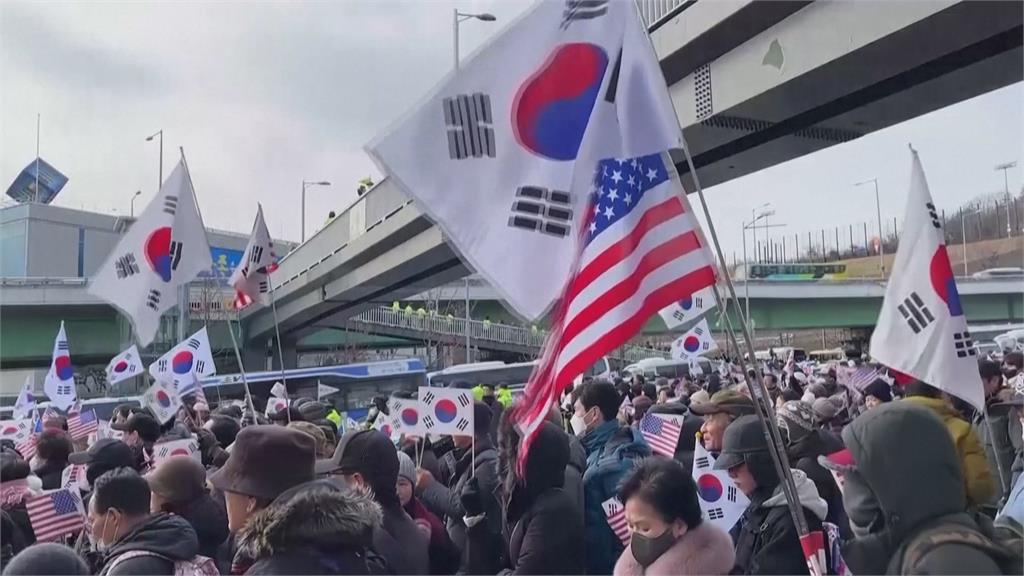 南韓檢警衝尹錫悅官邸逮人 與支持者對峙收隊離場