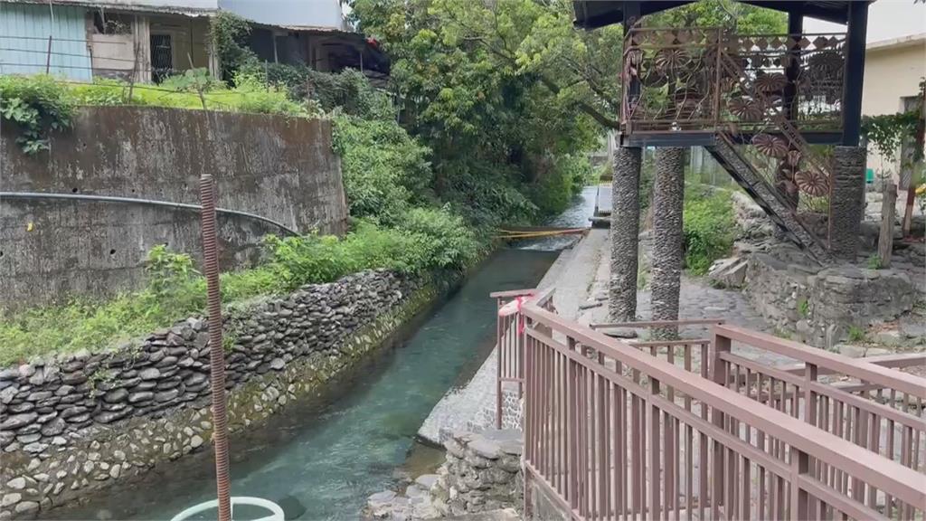 屏東二峰圳遊客主圳道戲水 民生用水變漂漂河