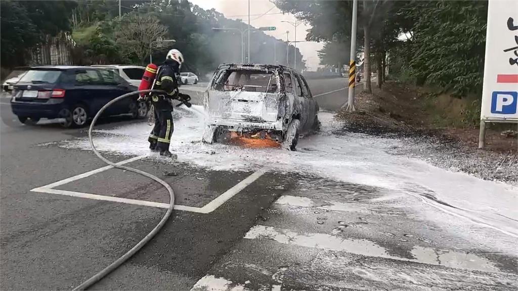 20年老休旅車開到一半自燃起火 駕駛反應及時跳車逃命無大礙