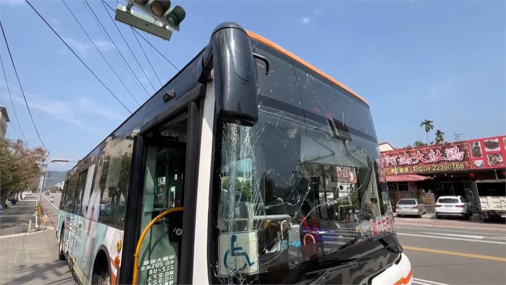 台中公車靠站出包!司機撞倒路牌 騎士閃避自摔送醫