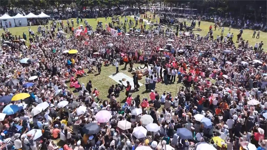 沈伯洋台中合體何欣純!  審計新村人潮爆滿"寸步難行"