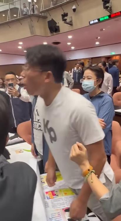 快打起來…郭國文舉牌腳尾飯2.0!黃國昌竟「爆粗口」他曝震撼畫面:耍流氓