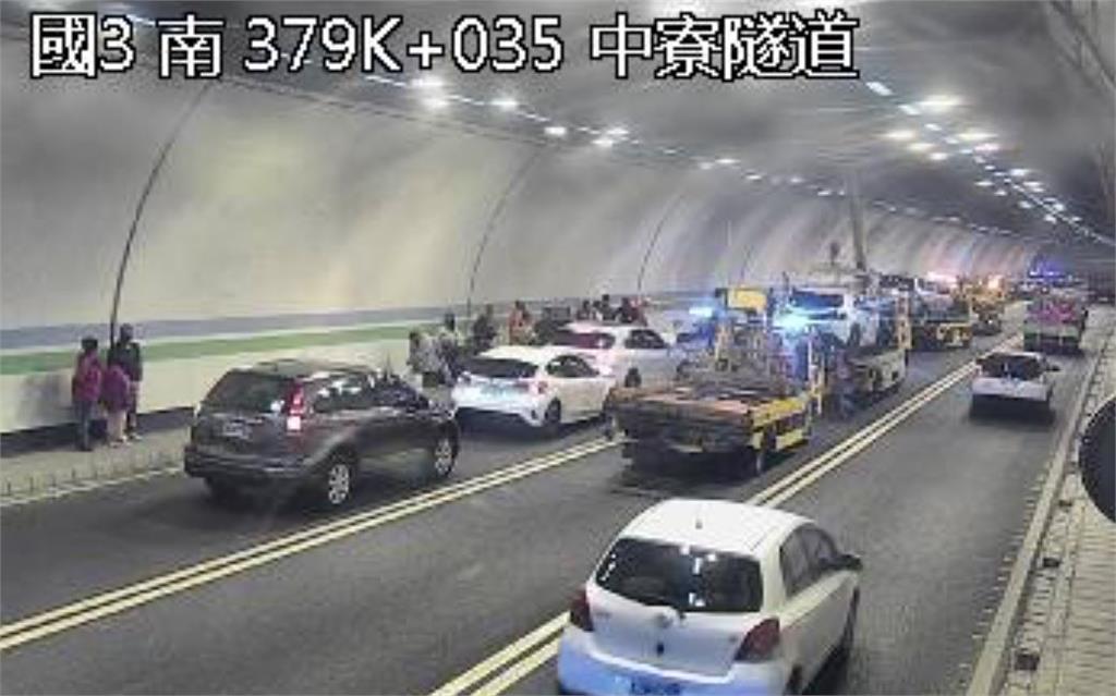 快新聞／國3中寮隧道「13車追撞」 　現場畫面曝光