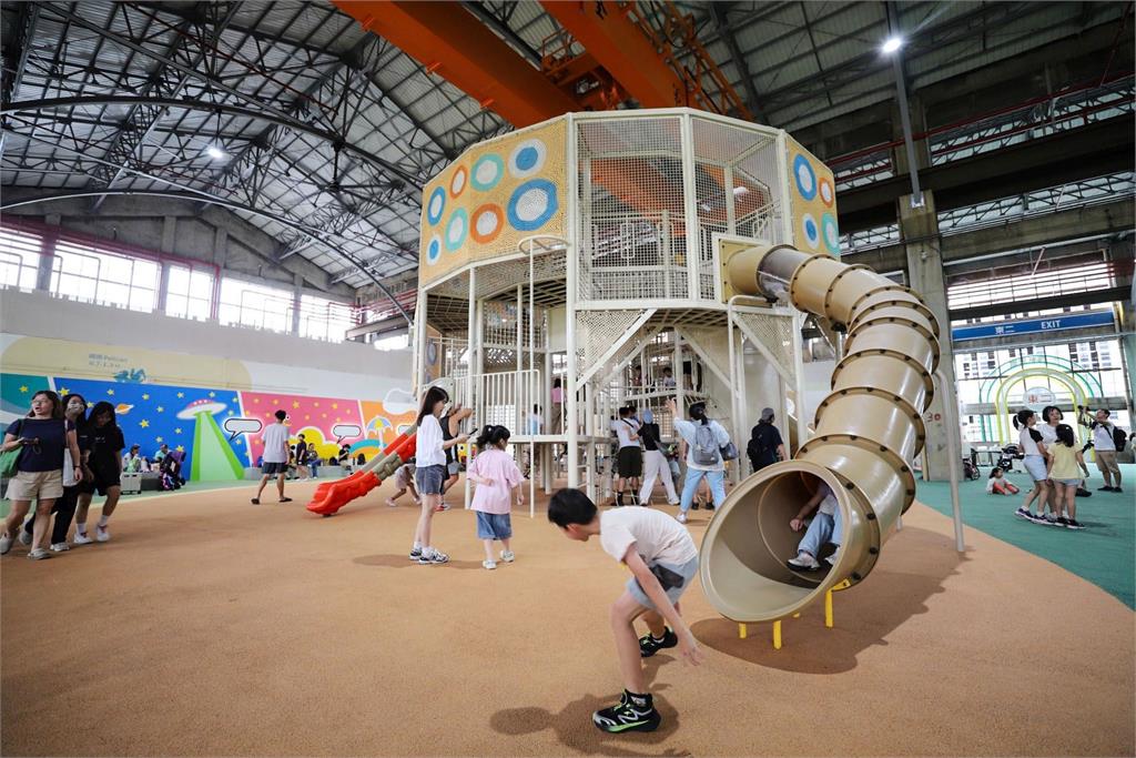 快新聞／高雄親子樂園明開幕！超人氣站長站台　大型氣球吸注目