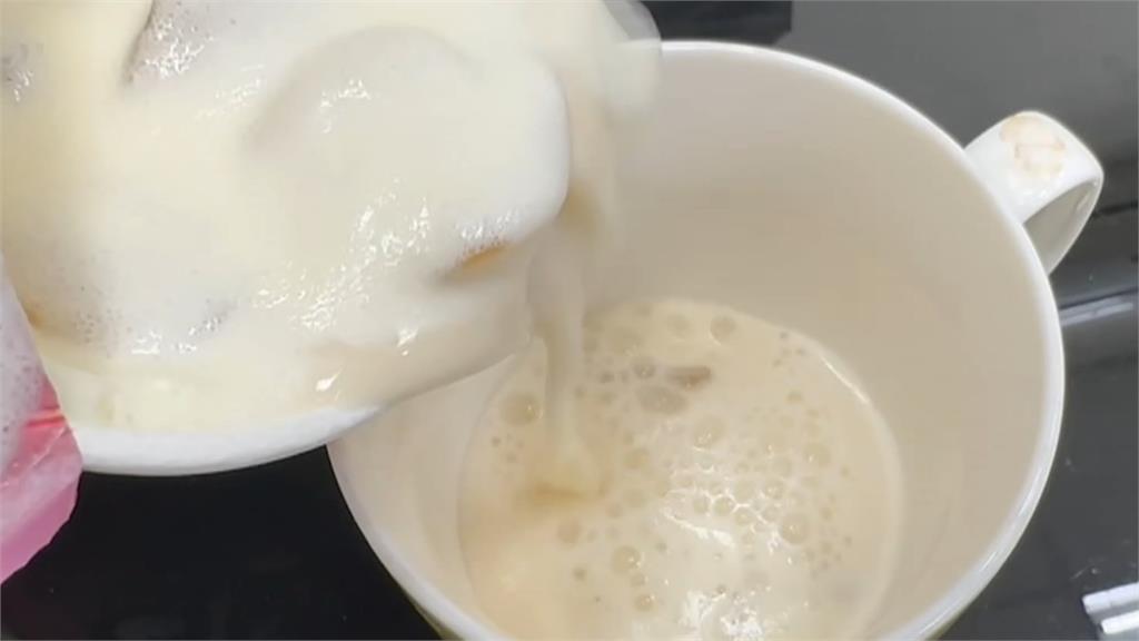 大崩潰!手搖飲喝到最後一口... 杯底驚見「翻肚死壁虎」