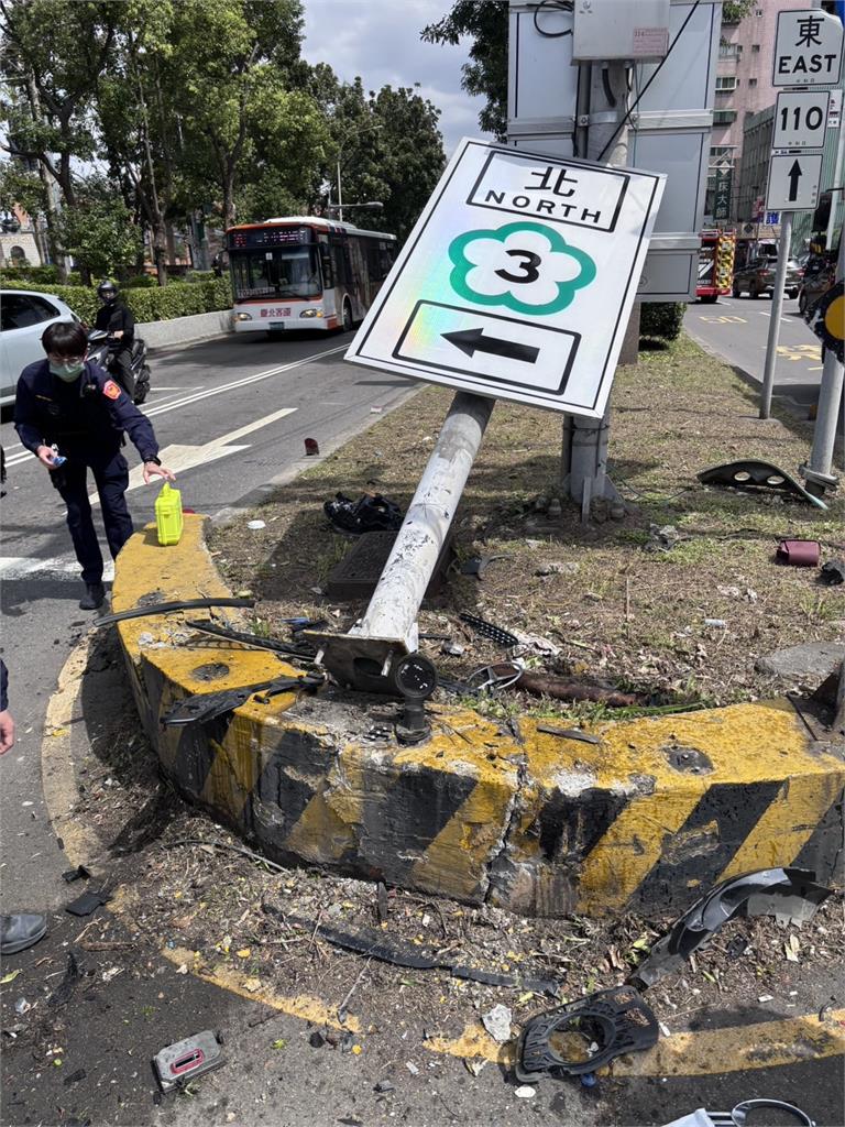 快新聞／超傻眼！三峽進口車高速直直撞　國3告示牌慘噴飛
