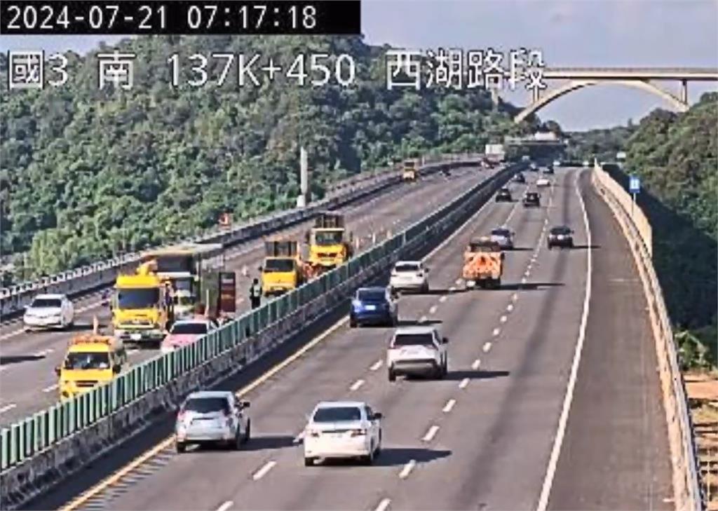 快新聞/國3苗栗西湖段車禍 遊覽車司機昏迷「自撞護欄」送醫不治