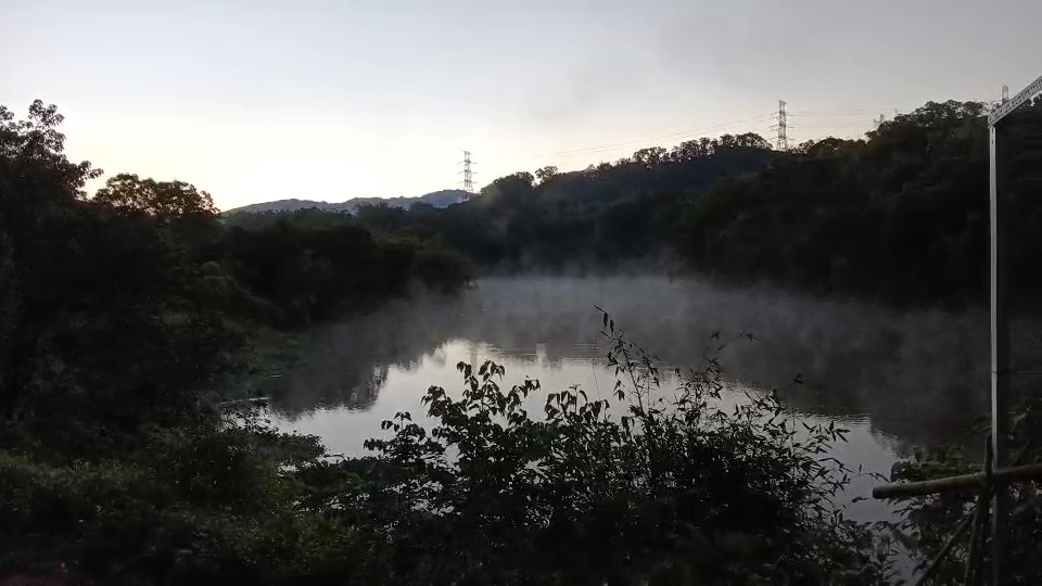 快新聞/新竹峨嵋低溫6.8度!湖面冒陣陣白霧美景 民眾直呼:如龍吐息