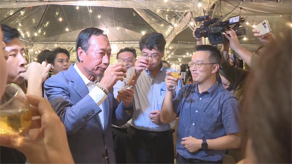 517徵召後再相見!郭侯互動尷尬 侯友宜熱情破冰、郭台銘微笑回應