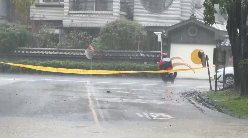 快新聞/宜蘭豪雨來襲!羅東四維路積水拉封鎖線 蘇澳永春里淹水畫面曝光