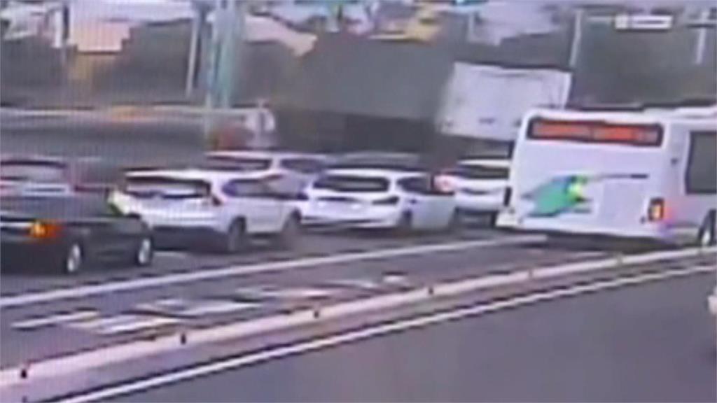 聯結車過彎「鷗翼門」鬆開 數十萬「寶特瓶胚胎」破門而出