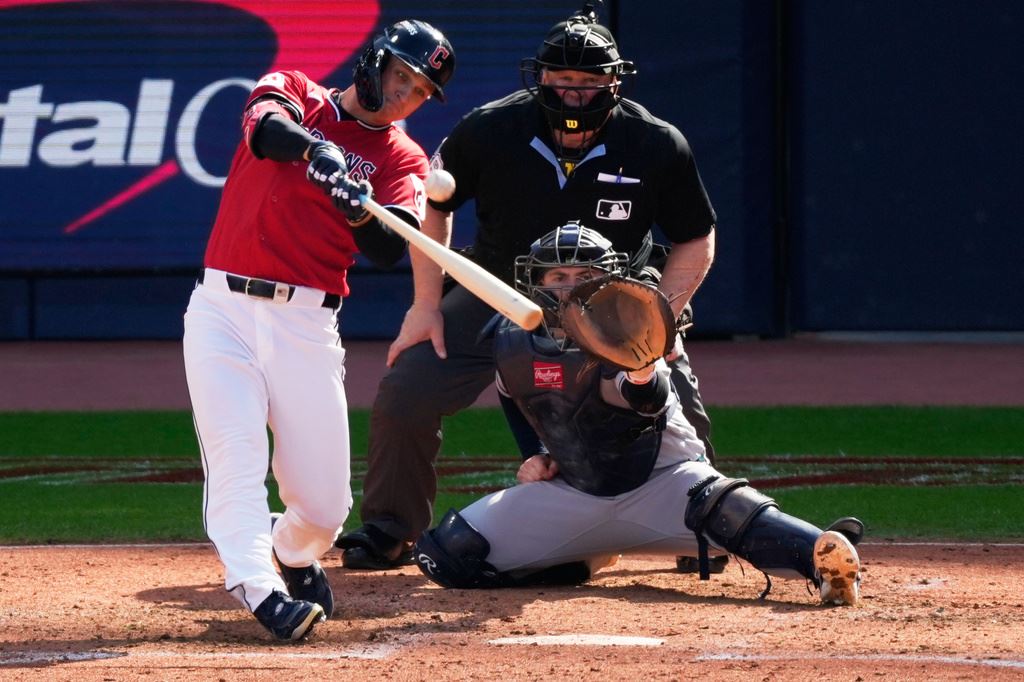 MLB(影)/開轟後超霸氣甩棒!守護者菜鳥外野手敲出反超2分砲險勝光芒