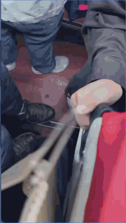 女星台北搭公車「狂被乘客擋」！突踩空「差點摔飛」驚悚1幕全被拍：很痛