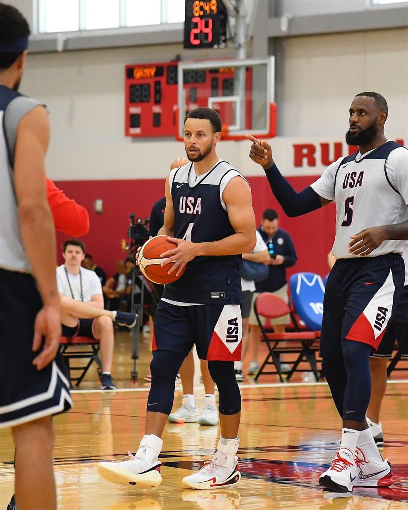 奧運／詹皇領銜NBA球星夢幻開訓　腳上「美國隊配色」戰靴超吸睛