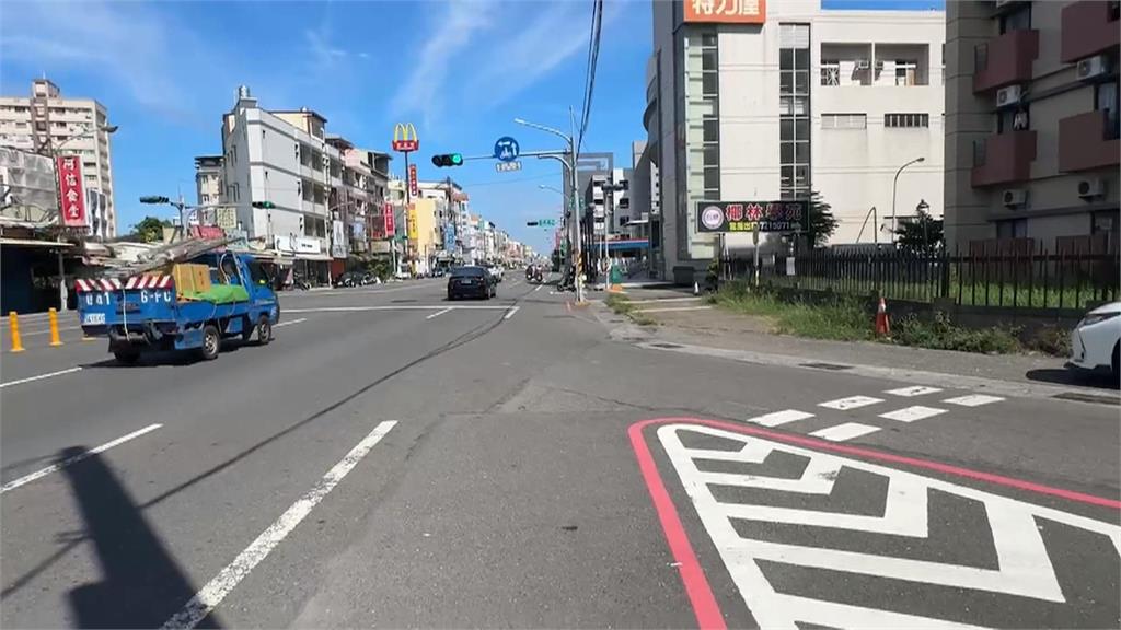 馬路流氓?休旅逆向硬鑽小巷 遇直行車竟「僵持對峙」續進逼