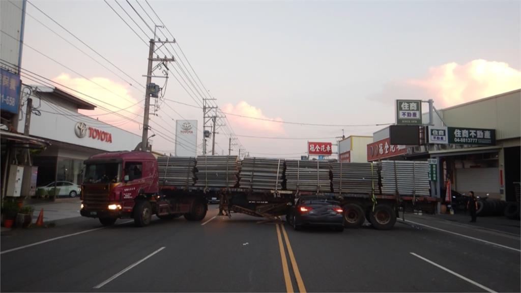 停車格倒車擊落停紅燈騎士！　家屬轟：沒在看嗎？