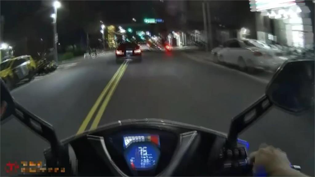 開車滑手機遭攔! 駕駛騙警加速逃逸 被開28張違規罰單