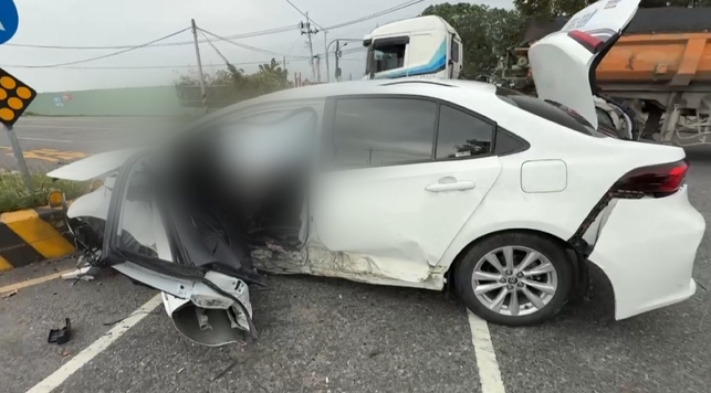超車不慎自撞? 台一線轎車連撞兩次分隔島 車頭全毀
