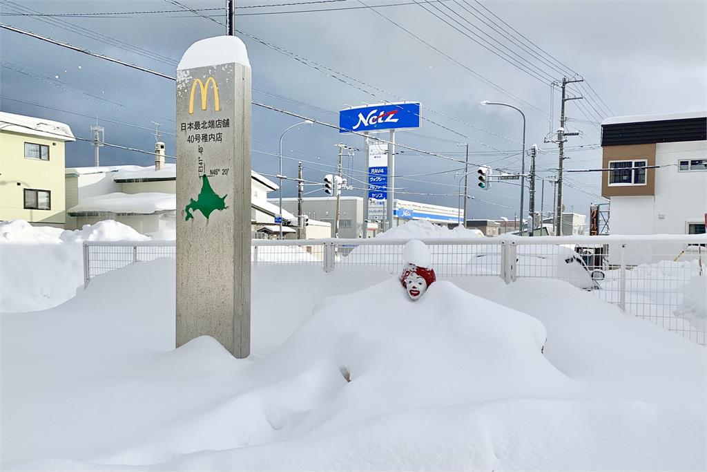 大雪來襲！超強暴風雪狂擊日本　另類雪人「只剩一顆頭」笑翻眾人