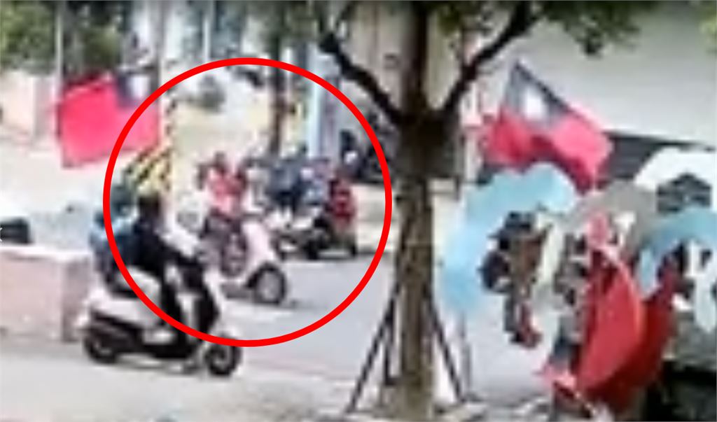 國民黨議員候選人掃街出事了！自由女神式「單手騎車放鞭炮」下秒炸傷路人畫面曝光