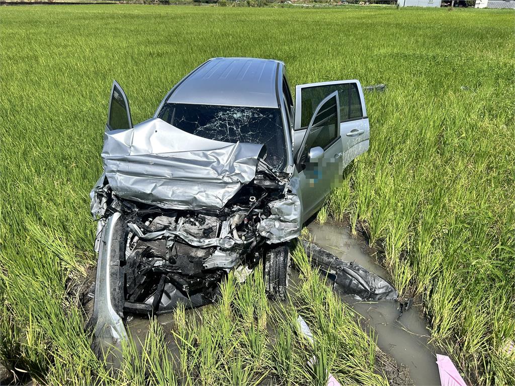 三星鄉間小路2車相撞摔進田裡　車頭撞爛　滿地殘骸