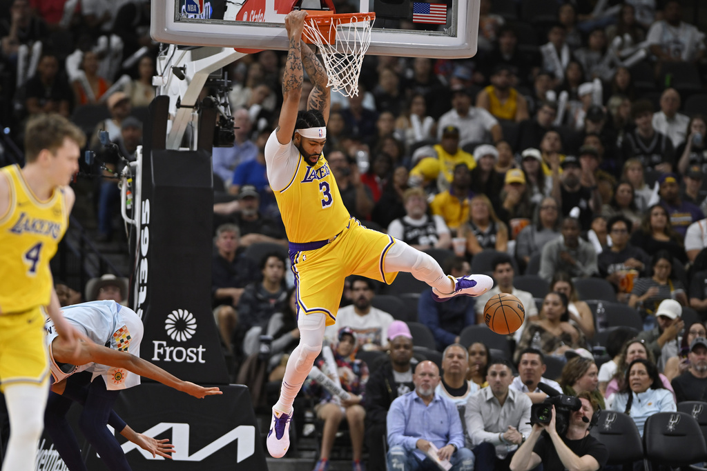 NBA(影)/詹皇大三元演出 湖人客場擊敗馬刺中止3連敗