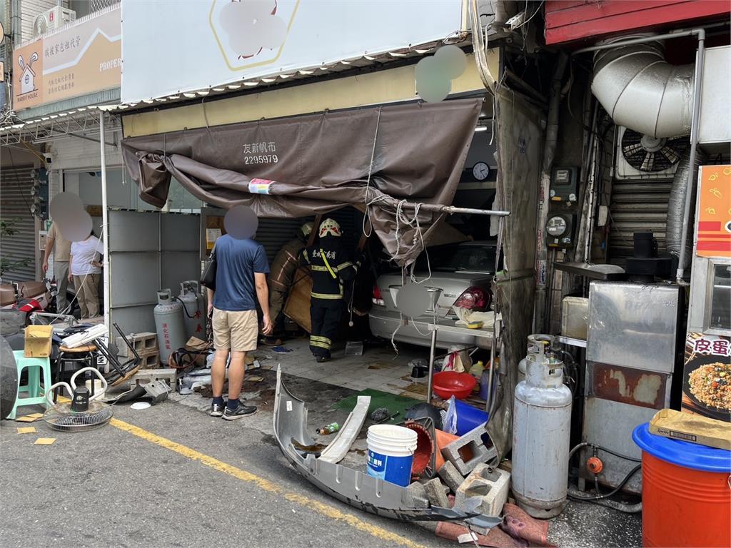 女駕駛剛領駕照太緊張 T字路口沒轉彎撞進小吃店