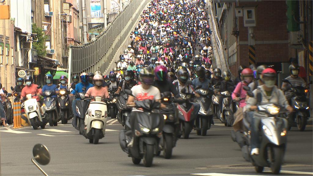 微解封通勤人潮出籠 醫曝急診病患暴增