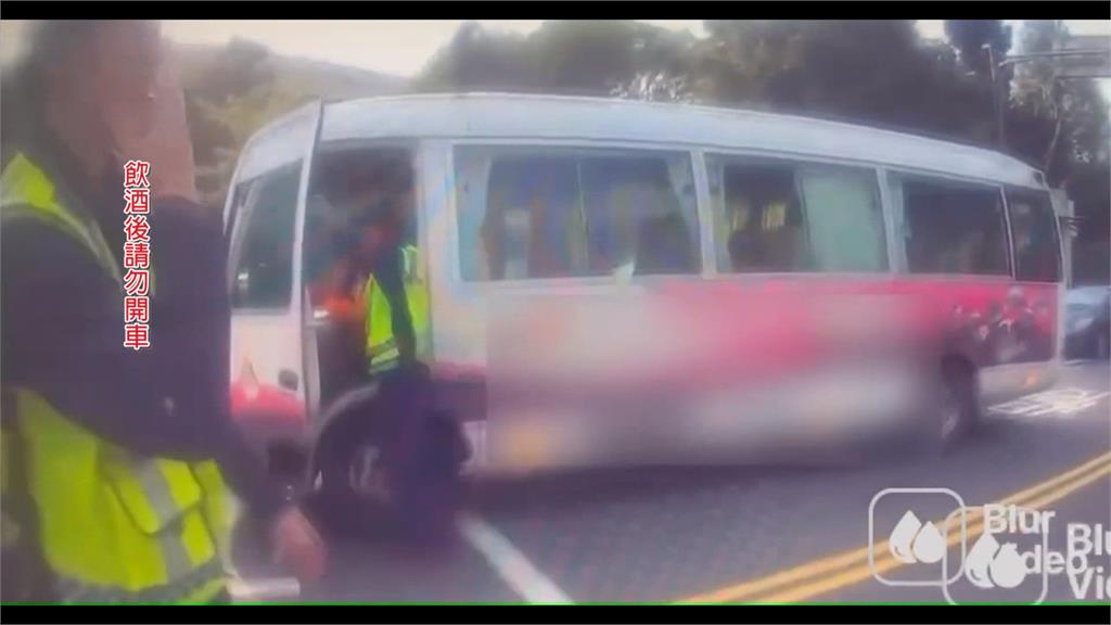 「醉」扯！三義觀巴撞路邊車肇逃　救護車全程目擊攔下、運將全身酒氣