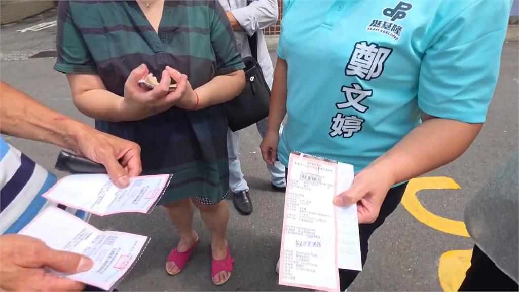 停自家也不行？基隆南榮新村違停檢舉大爆發　住戶遭狂開單「拉布條抗議」