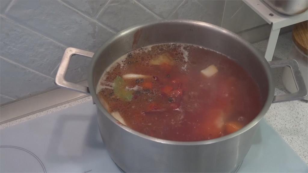 鼓舞士氣! 基輔藍帶主廚 堅守崗位準備羅宋湯
